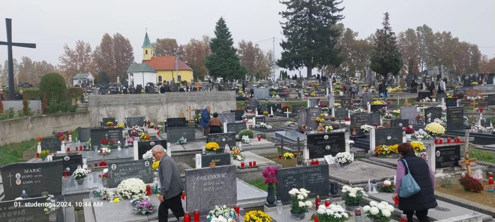 STOTINE BROĐANA NA GROBLJU: Dostojno obilježen blagdan Svih svetih