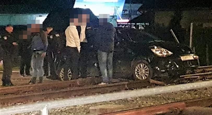 Pri9če iz Hrvatske: Pijani ʼkrkanʼ sinoć parkirao auto na pruzi i prekinula željeznički promet!