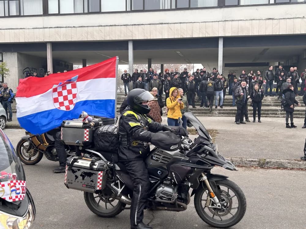 Karavana motociklista u Slavonskom Brodu odala počast poginulim braniteljima Vukovara i Škabrnje