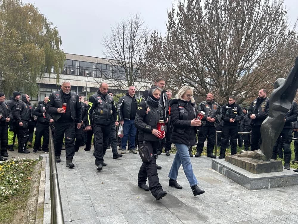 Karavana motociklista u Slavonskom Brodu odala počast poginulim braniteljima Vukovara i Škabrnje
