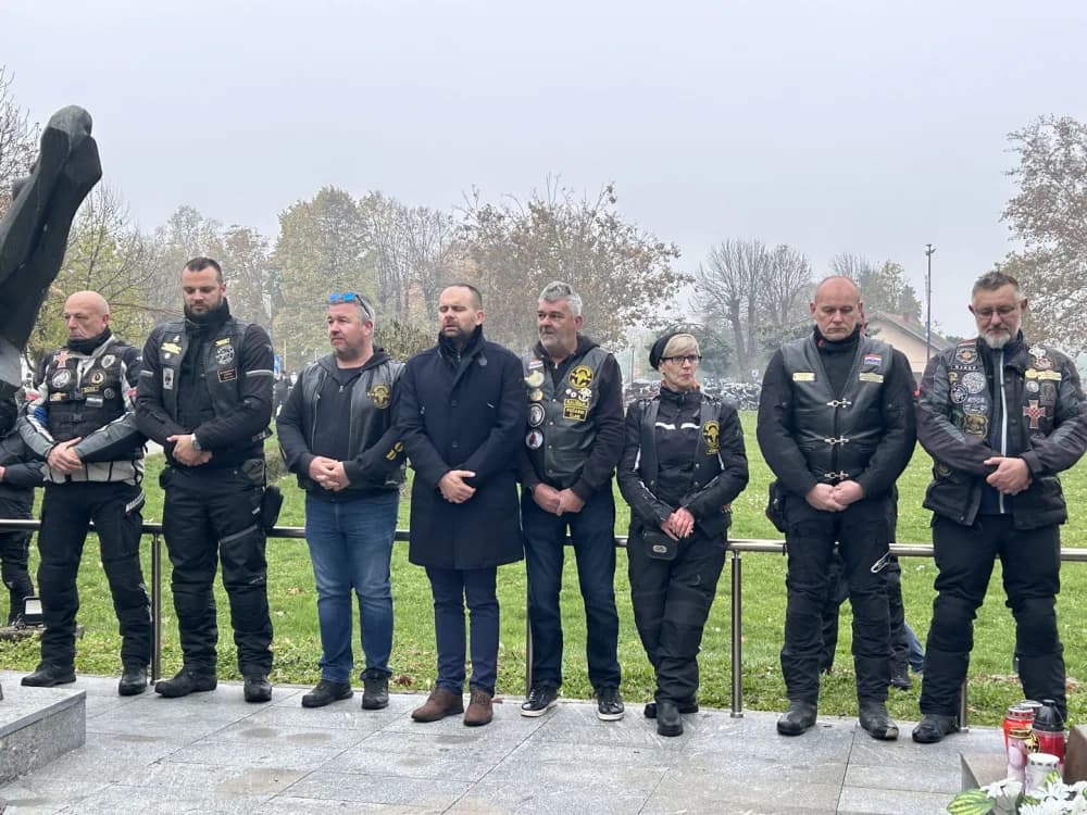 Karavana motociklista u Slavonskom Brodu odala počast poginulim braniteljima Vukovara i Škabrnje