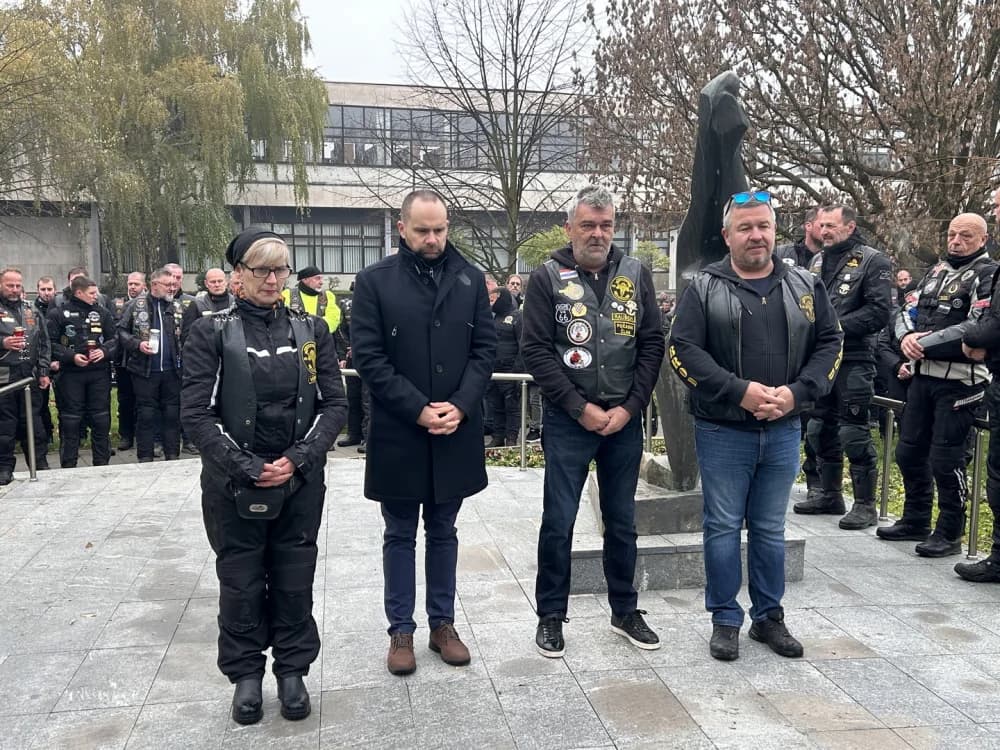 Karavana motociklista u Slavonskom Brodu odala počast poginulim braniteljima Vukovara i Škabrnje