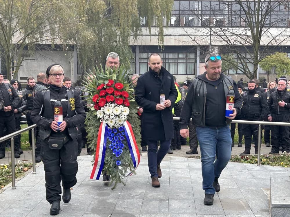 Karavana motociklista u Slavonskom Brodu odala počast poginulim braniteljima Vukovara i Škabrnje