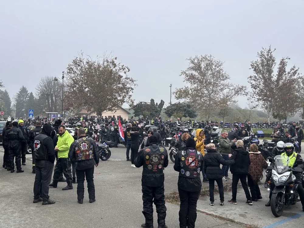Karavana motociklista u Slavonskom Brodu odala počast poginulim braniteljima Vukovara i Škabrnje