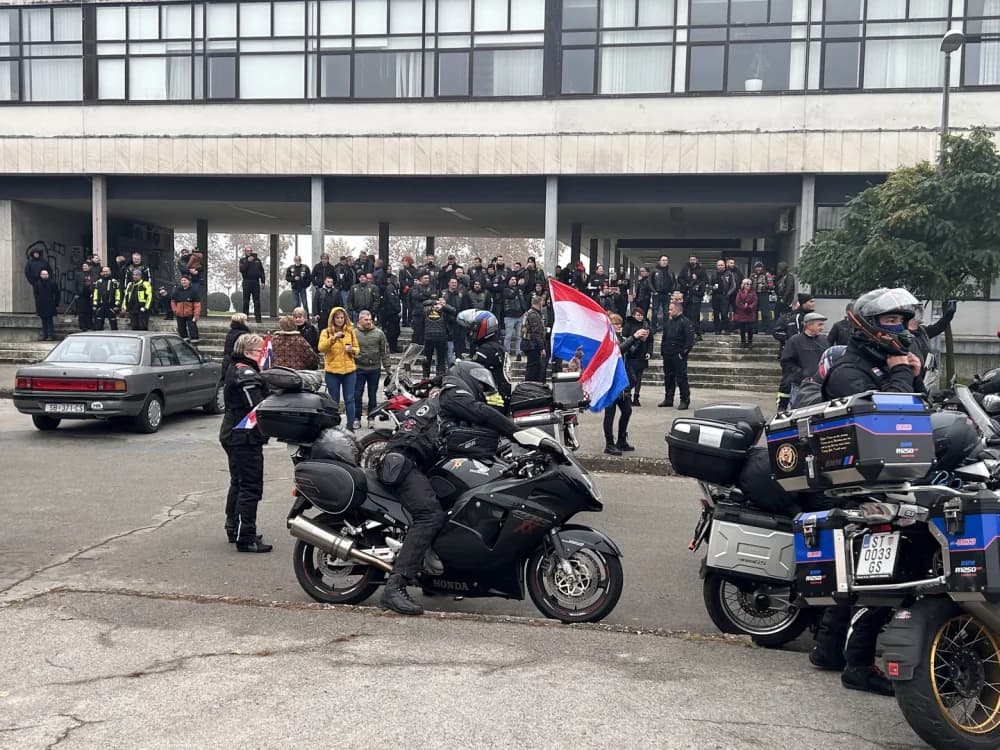 Karavana motociklista u Slavonskom Brodu odala počast poginulim braniteljima Vukovara i Škabrnje