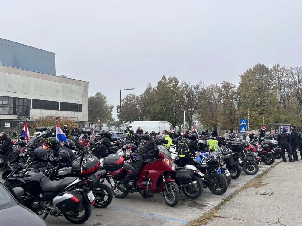 Karavana motociklista u Slavonskom Brodu odala počast poginulim braniteljima Vukovara i Škabrnje