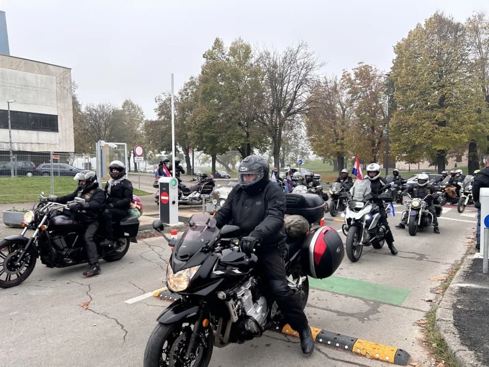 Karavana motociklista u Slavonskom Brodu odala počast poginulim braniteljima Vukovara i Škabrnje