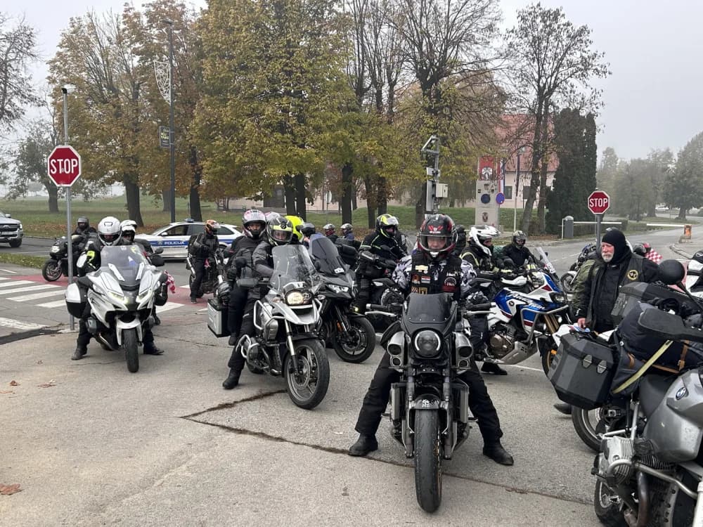 Karavana motociklista u Slavonskom Brodu odala počast poginulim braniteljima Vukovara i Škabrnje