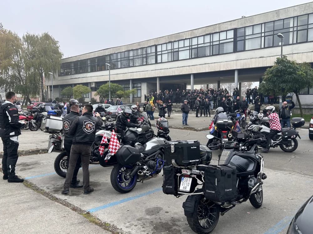 Karavana motociklista u Slavonskom Brodu odala počast poginulim braniteljima Vukovara i Škabrnje
