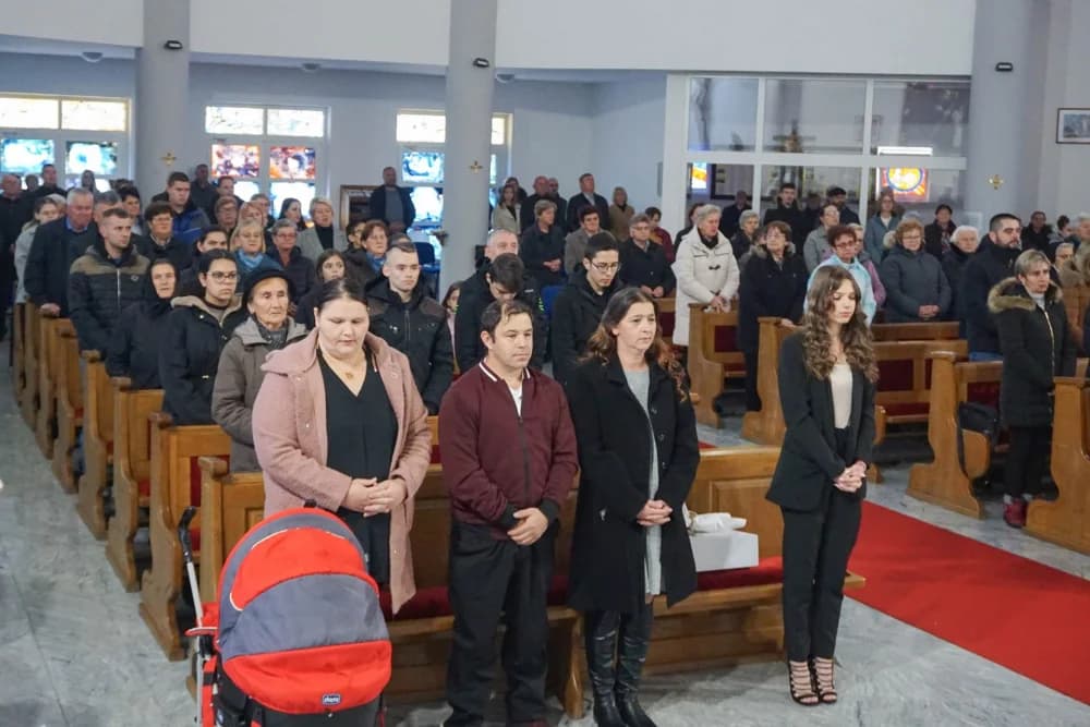 Krštenje petog djeteta roditelja Džanija-Damer u Okučanima