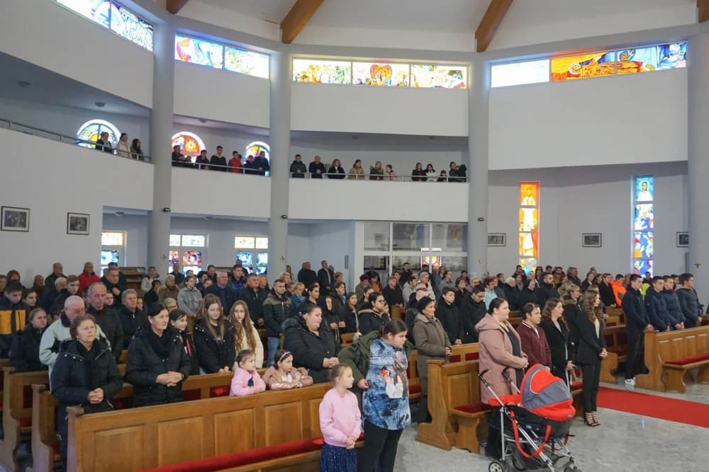 Krštenje petog djeteta roditelja Džanija-Damer u Okučanima