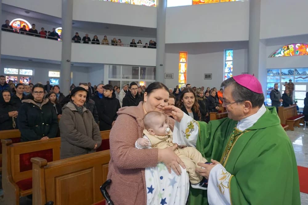 Krštenje petog djeteta roditelja Džanija-Damer u Okučanima