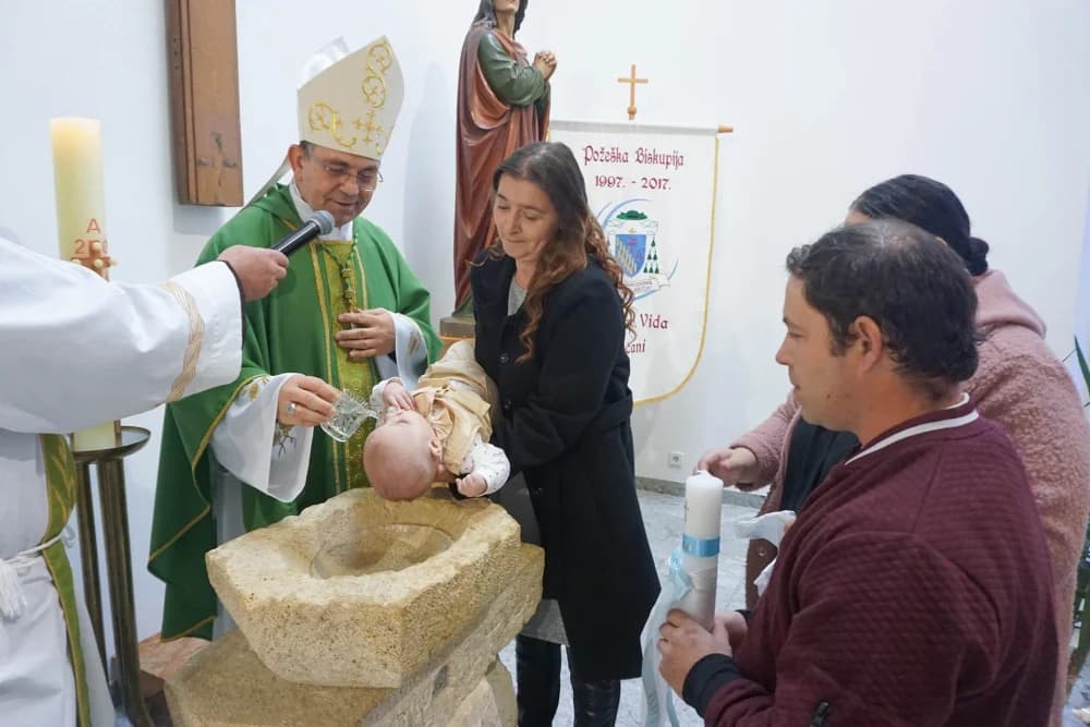 Krštenje petog djeteta roditelja Džanija-Damer u Okučanima