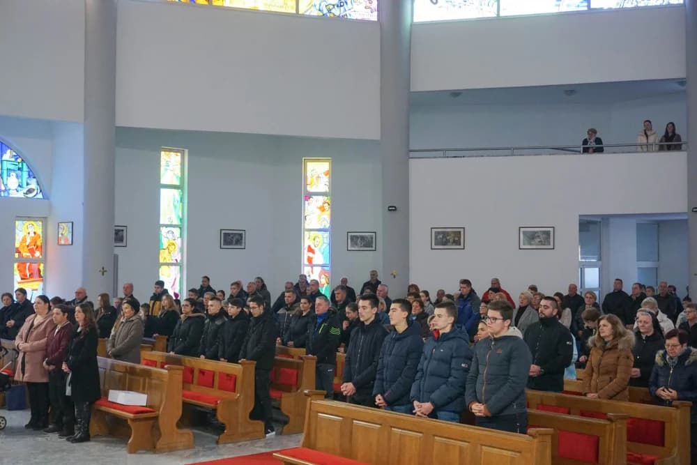 Krštenje petog djeteta roditelja Džanija-Damer u Okučanima