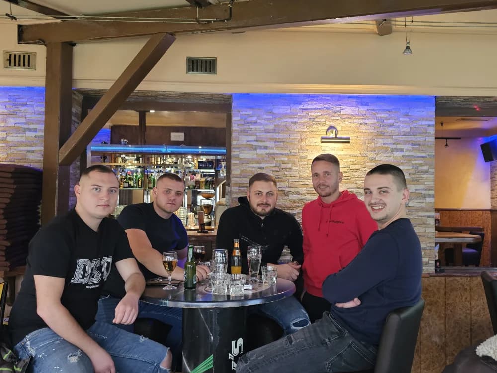 Kad se kutjevački gradonačelnik Budimir sretne sa svojom sugrađanima.... Samo je pitanhe ženidbe u fokusu razgovora