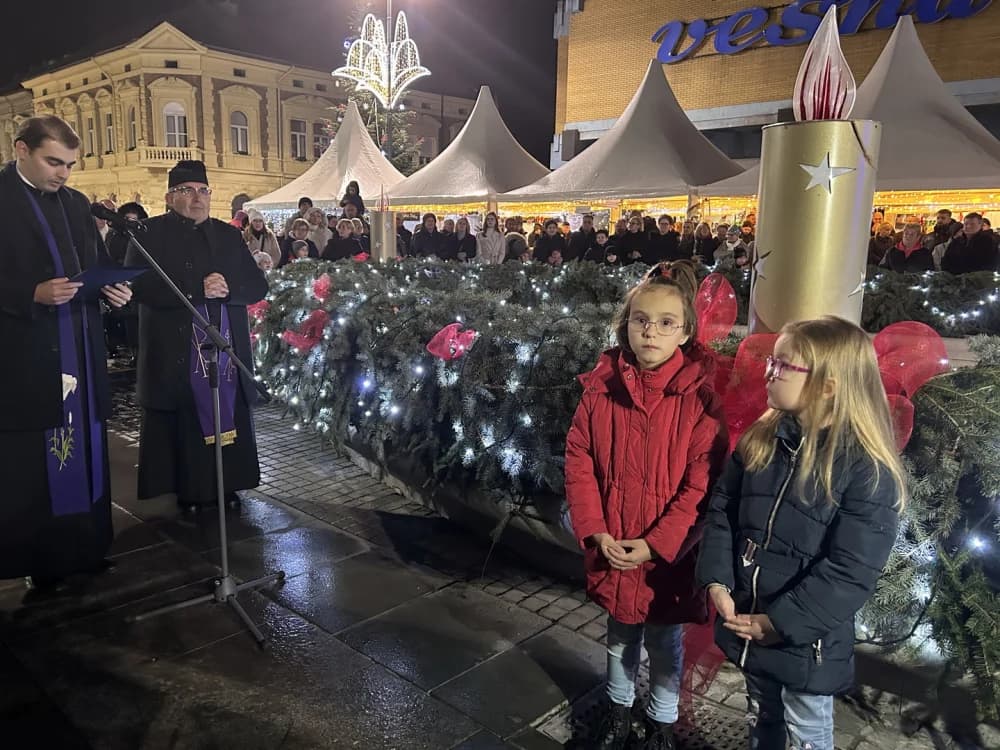 Počeo Advent u Slavonskom Brodu; upaljena prva adventska svijeća