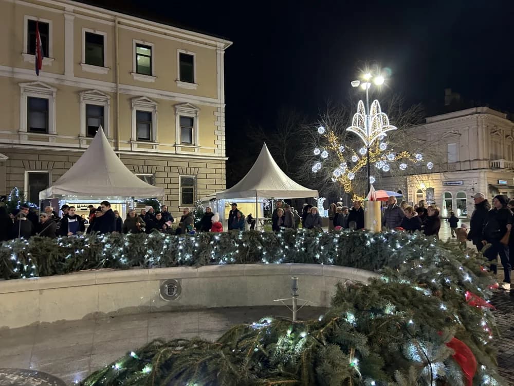 Počeo Advent u Slavonskom Brodu; upaljena prva adventska svijeća