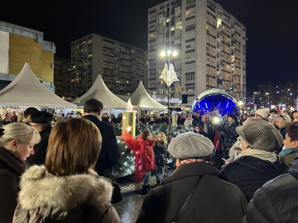 Počeo Advent u Slavonskom Brodu; upaljena prva adventska svijeća