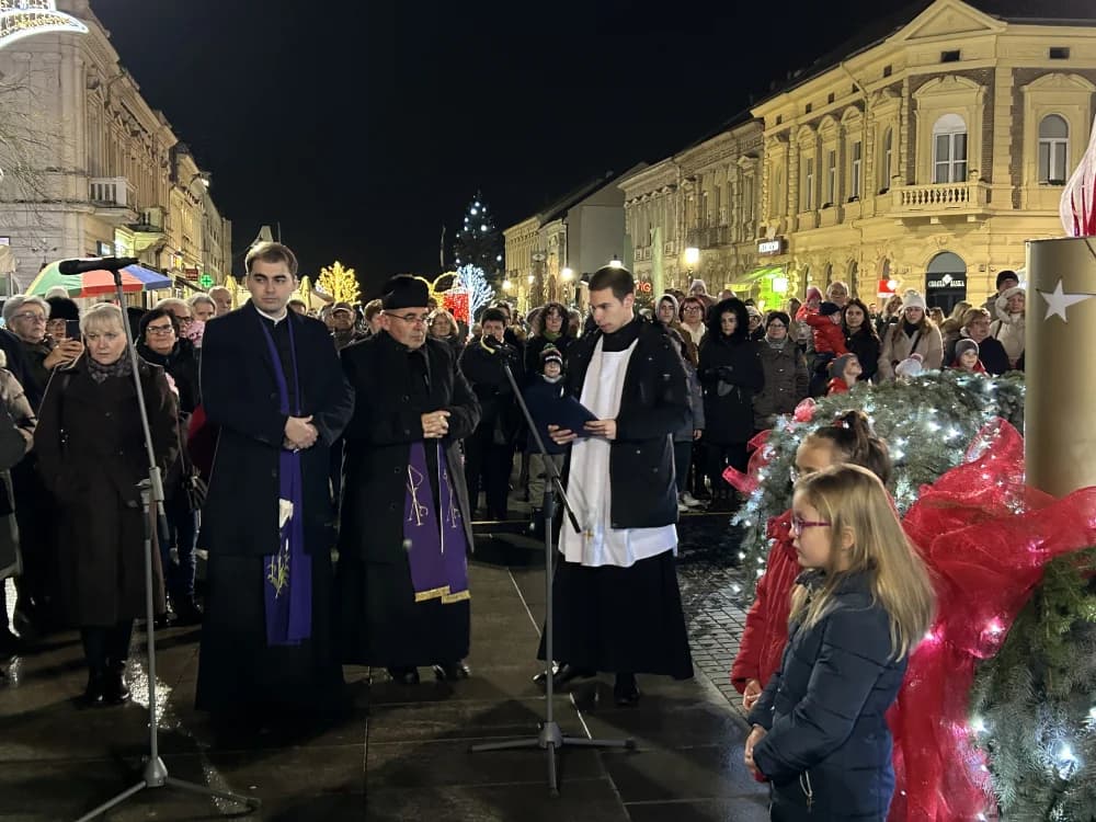 Počeo Advent u Slavonskom Brodu; upaljena prva adventska svijeća
