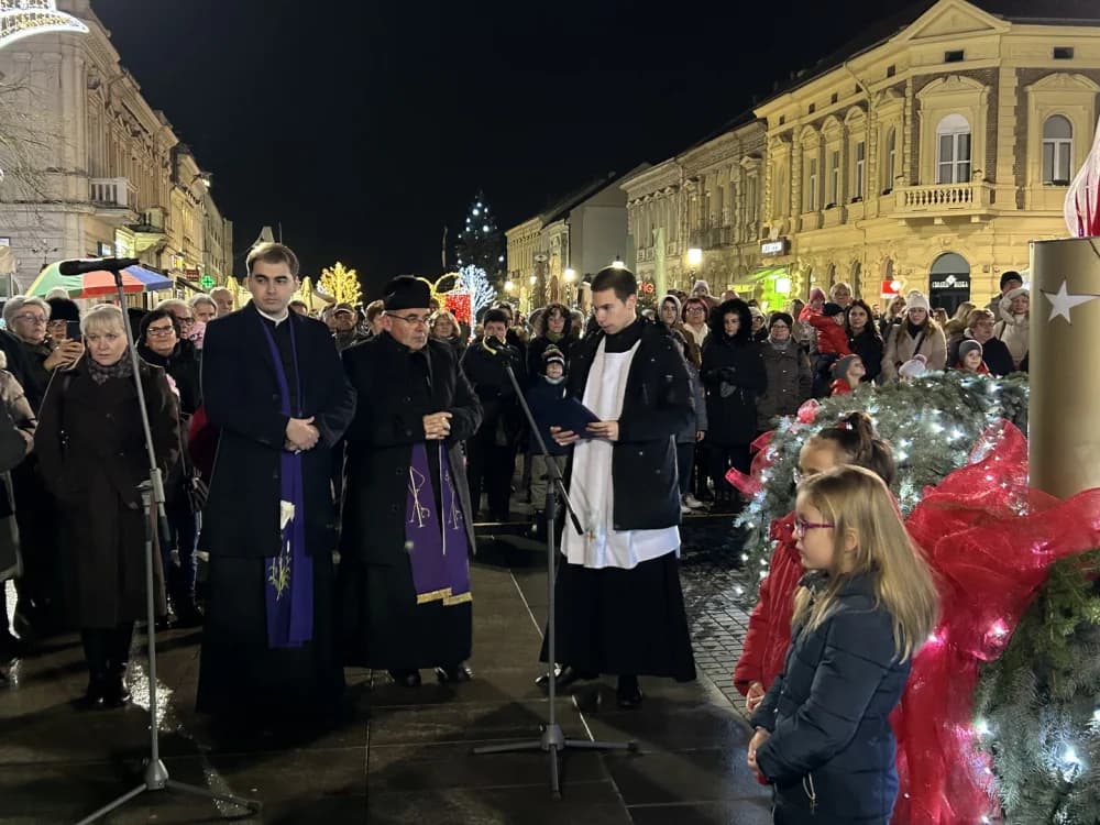 Počeo Advent u Slavonskom Brodu; upaljena prva adventska svijeća