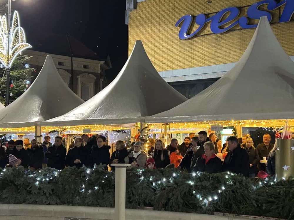 Počeo Advent u Slavonskom Brodu; upaljena prva adventska svijeća