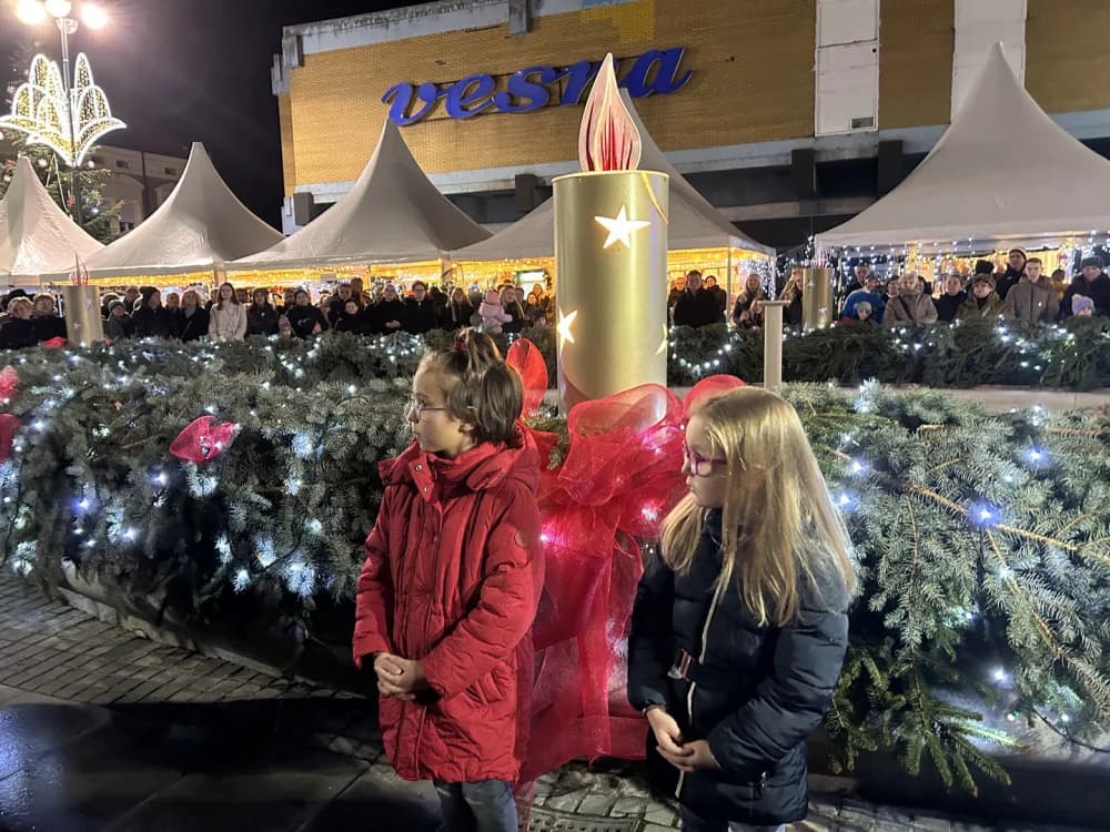 Počeo Advent u Slavonskom Brodu; upaljena prva adventska svijeća