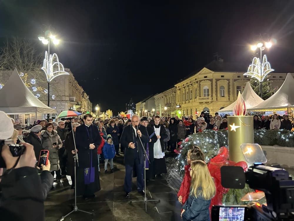 Počeo Advent u Slavonskom Brodu; upaljena prva adventska svijeća