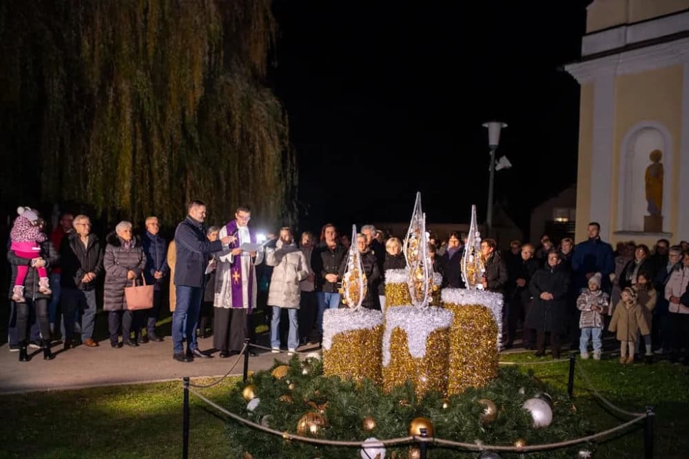ODRŽAN SVEČANI KONCERT ʼUSUSRET BOŽIĆUʼ U ŽUPNOJ CRKVI U SIBINJU
