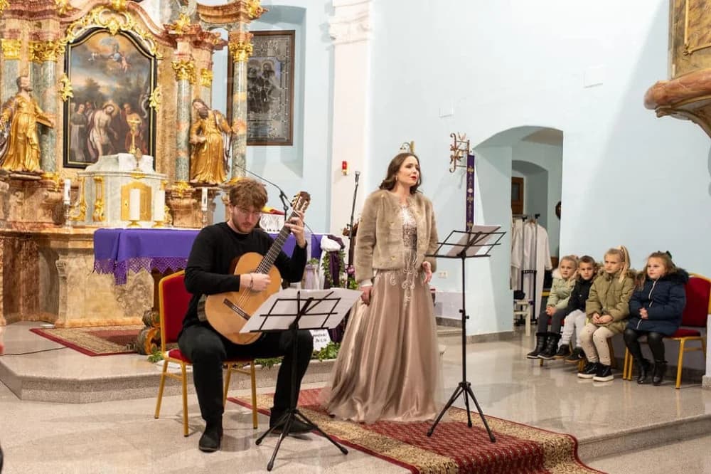 ODRŽAN SVEČANI KONCERT ʼUSUSRET BOŽIĆUʼ U ŽUPNOJ CRKVI U SIBINJU