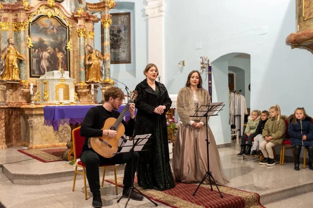 ODRŽAN SVEČANI KONCERT ʼUSUSRET BOŽIĆUʼ U ŽUPNOJ CRKVI U SIBINJU