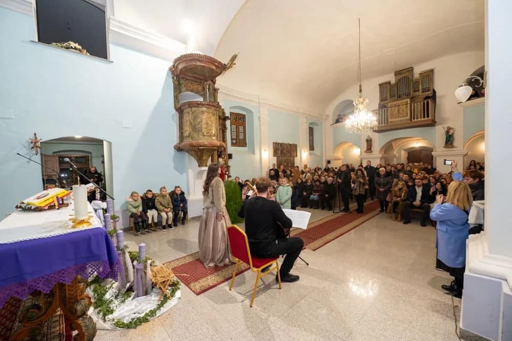 ODRŽAN SVEČANI KONCERT ʼUSUSRET BOŽIĆUʼ U ŽUPNOJ CRKVI U SIBINJU