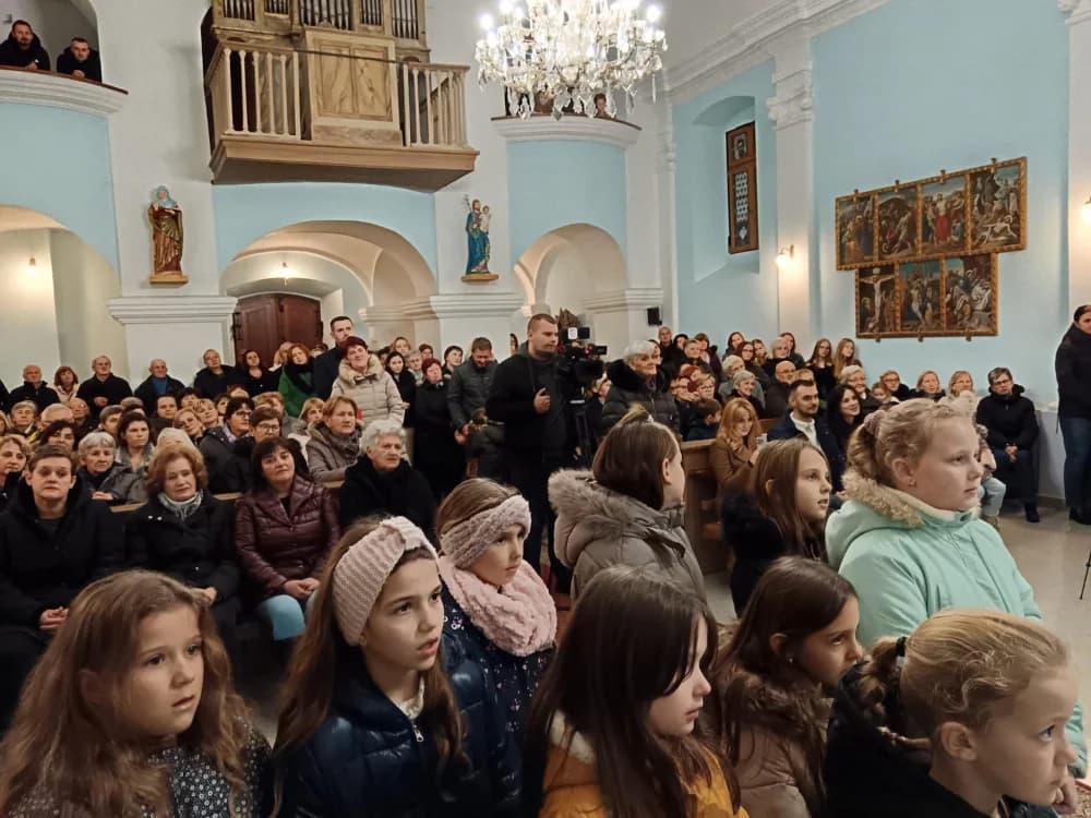 ODRŽAN SVEČANI KONCERT ʼUSUSRET BOŽIĆUʼ U ŽUPNOJ CRKVI U SIBINJU