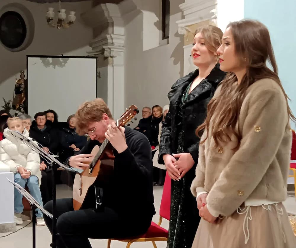 ODRŽAN SVEČANI KONCERT ʼUSUSRET BOŽIĆUʼ U ŽUPNOJ CRKVI U SIBINJU