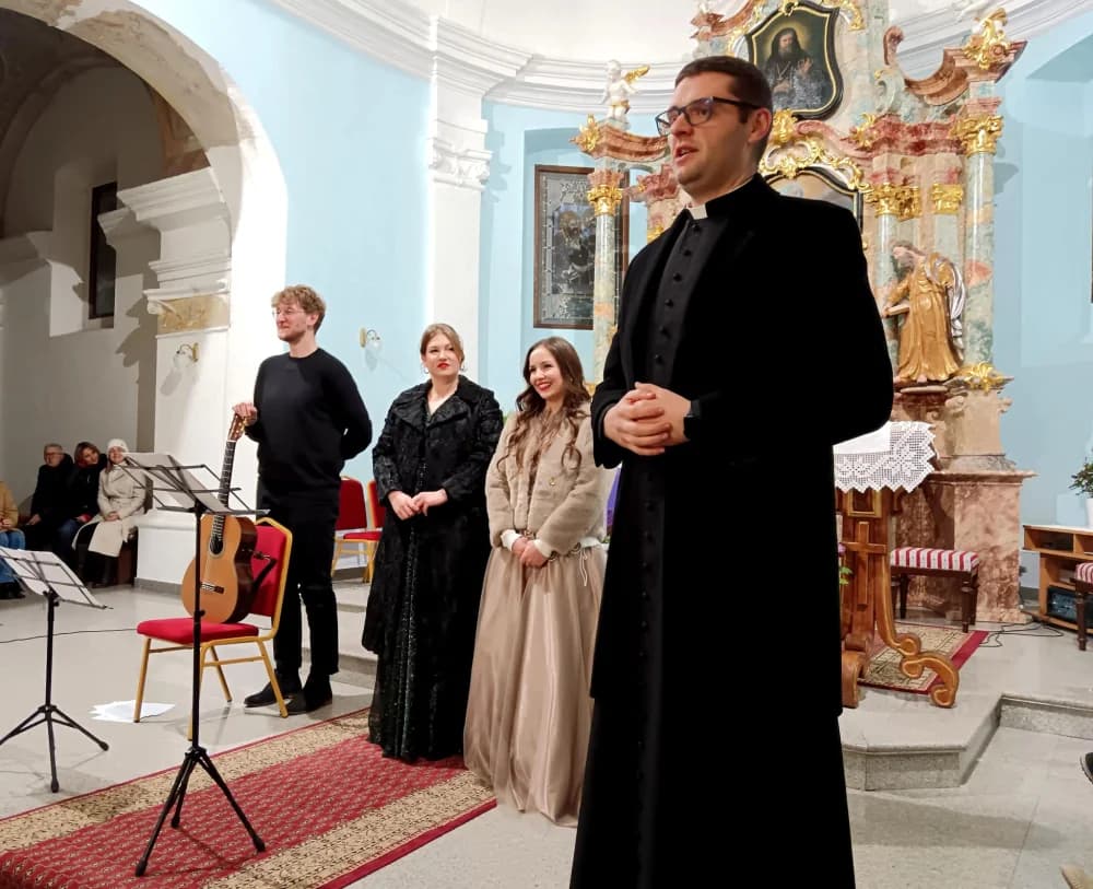 ODRŽAN SVEČANI KONCERT ʼUSUSRET BOŽIĆUʼ U ŽUPNOJ CRKVI U SIBINJU