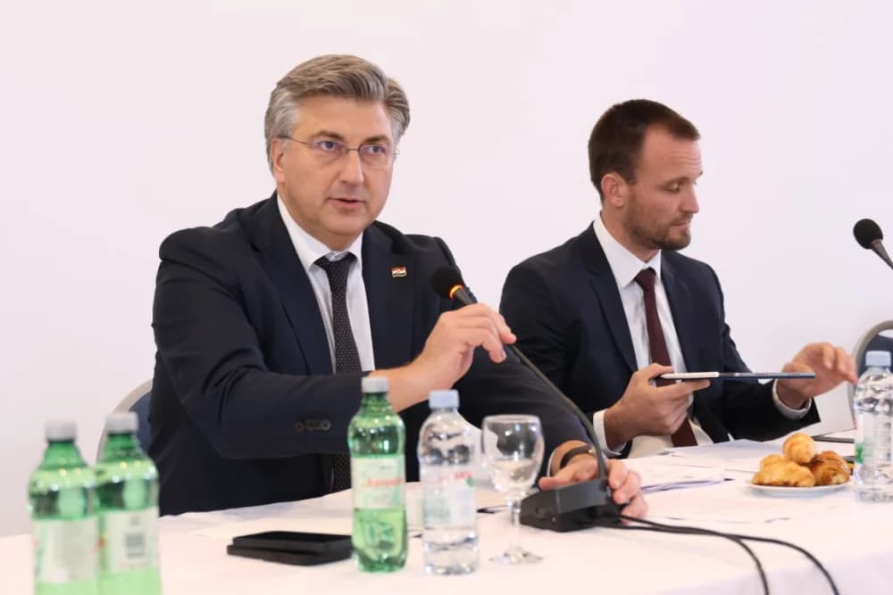SLAVONSKI ŠAMAC: Premijer Plenković s ministrima i drugim dužnosnicima održao sjednicu Savjeta za Slavoniju, Baranju i Srijem