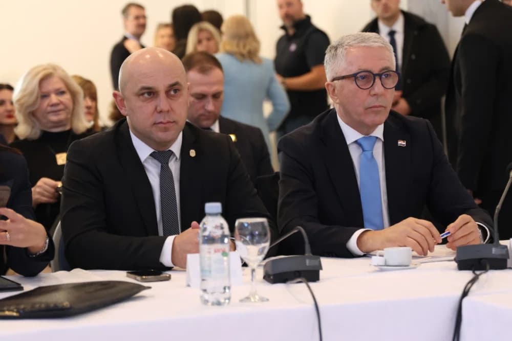 SLAVONSKI ŠAMAC: Premijer Plenković s ministrima i drugim dužnosnicima održao sjednicu Savjeta za Slavoniju, Baranju i Srijem