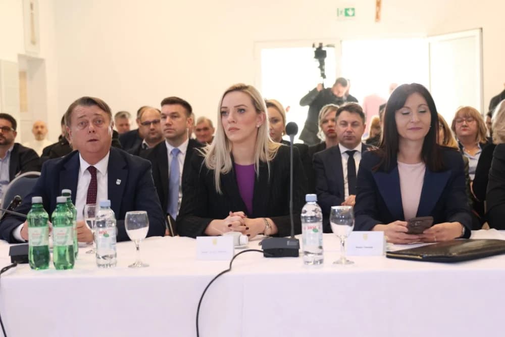 SLAVONSKI ŠAMAC: Premijer Plenković s ministrima i drugim dužnosnicima održao sjednicu Savjeta za Slavoniju, Baranju i Srijem