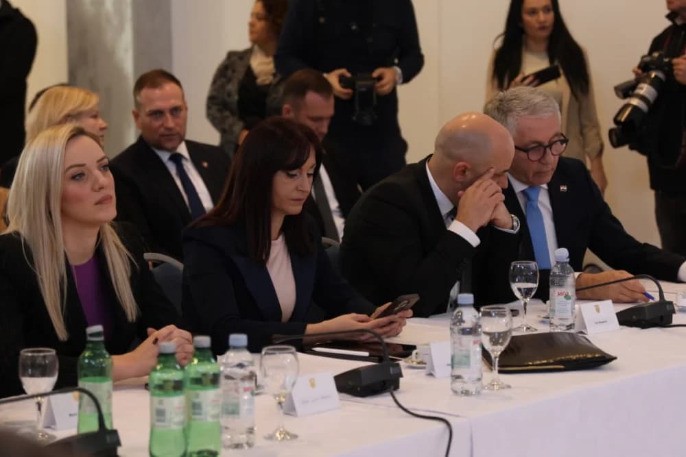 SLAVONSKI ŠAMAC: Premijer Plenković s ministrima i drugim dužnosnicima održao sjednicu Savjeta za Slavoniju, Baranju i Srijem