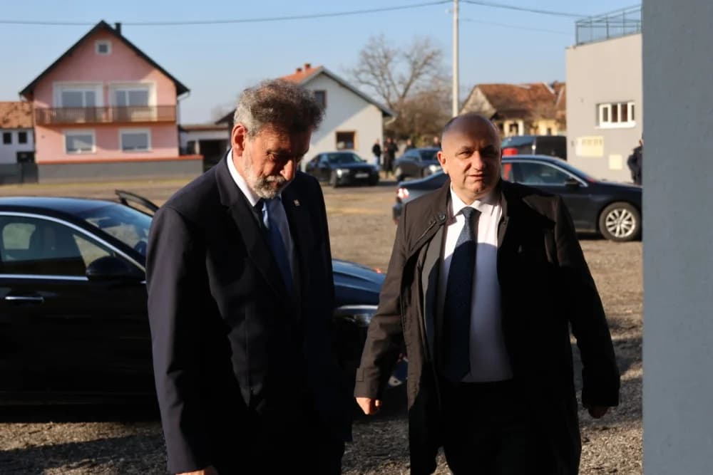 SLAVONSKI ŠAMAC: Premijer Plenković s ministrima i drugim dužnosnicima održao sjednicu Savjeta za Slavoniju, Baranju i Srijem
