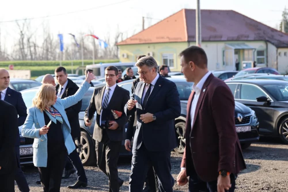 SLAVONSKI ŠAMAC: Premijer Plenković s ministrima i drugim dužnosnicima održao sjednicu Savjeta za Slavoniju, Baranju i Srijem