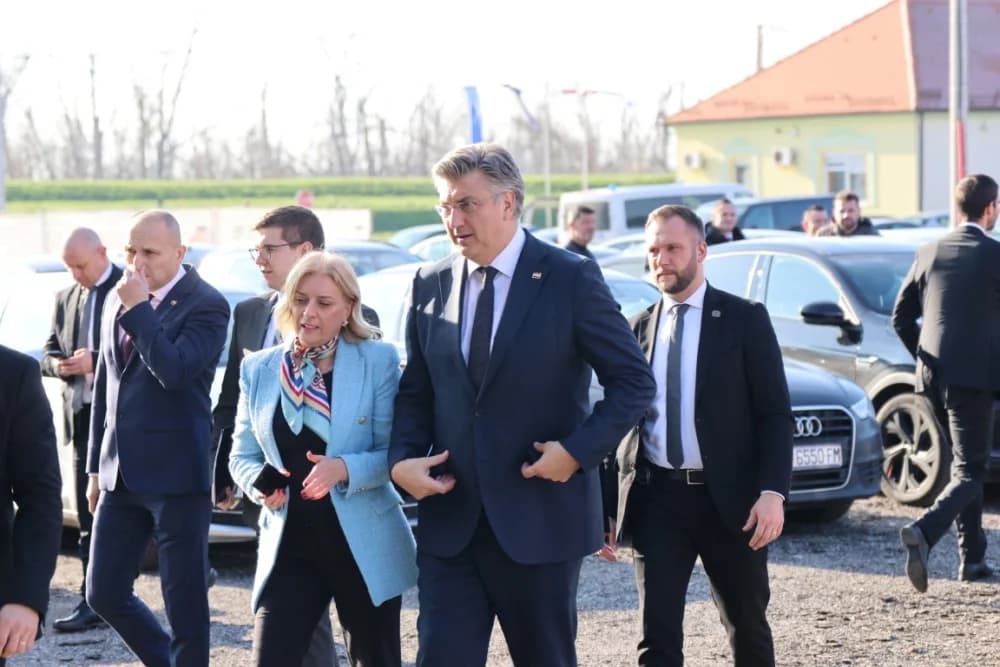 SLAVONSKI ŠAMAC: Premijer Plenković s ministrima i drugim dužnosnicima održao sjednicu Savjeta za Slavoniju, Baranju i Srijem