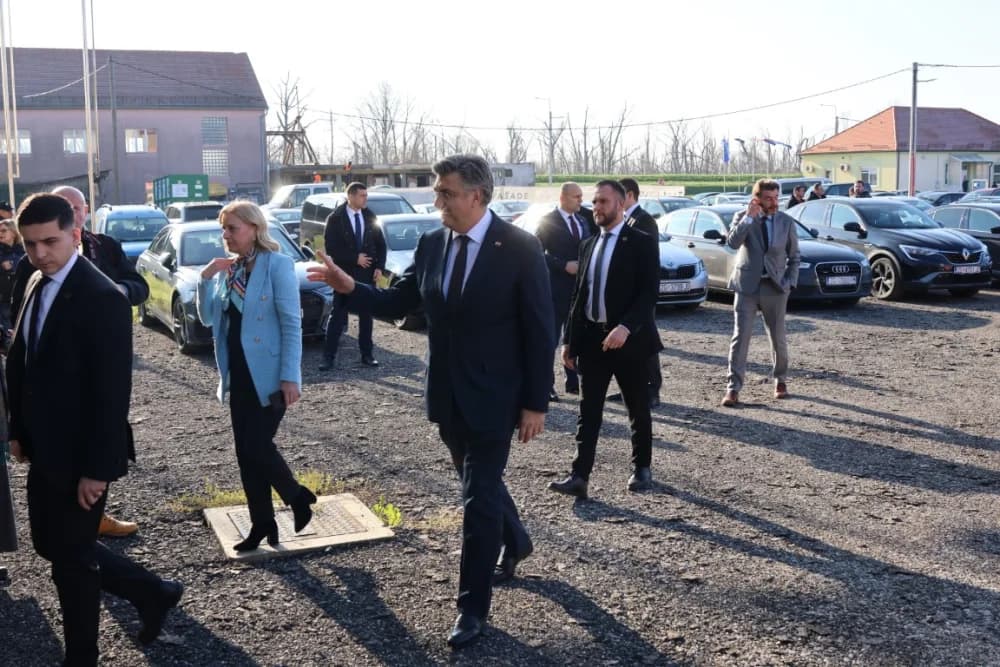 SLAVONSKI ŠAMAC: Premijer Plenković s ministrima i drugim dužnosnicima održao sjednicu Savjeta za Slavoniju, Baranju i Srijem