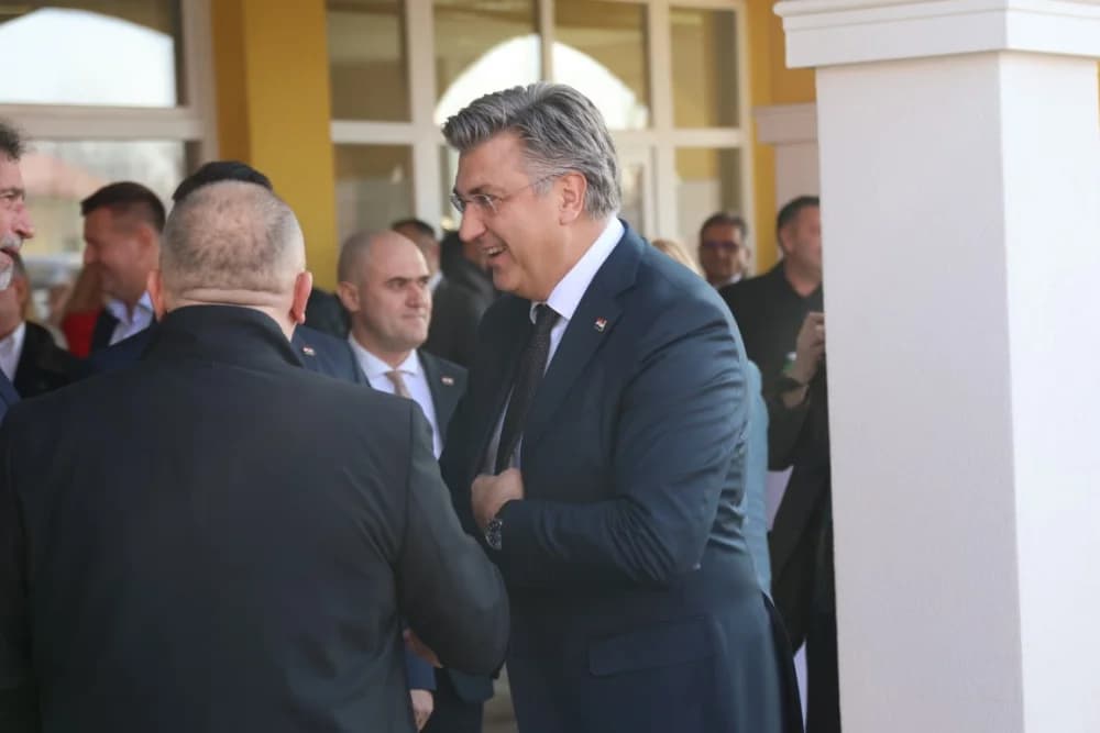 SLAVONSKI ŠAMAC: Premijer Plenković s ministrima i drugim dužnosnicima održao sjednicu Savjeta za Slavoniju, Baranju i Srijem
