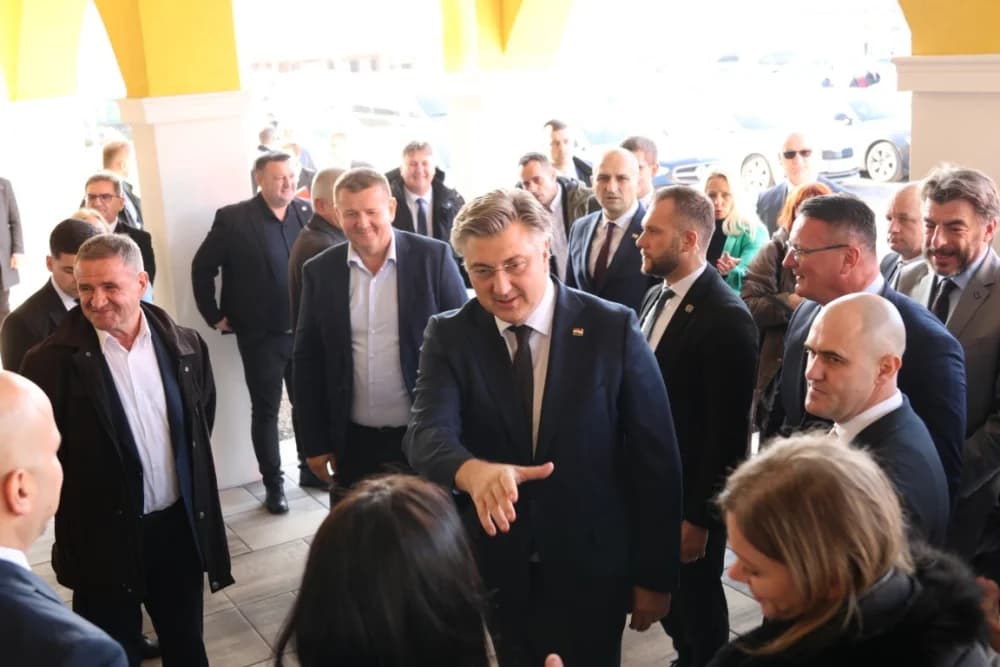 SLAVONSKI ŠAMAC: Premijer Plenković s ministrima i drugim dužnosnicima održao sjednicu Savjeta za Slavoniju, Baranju i Srijem