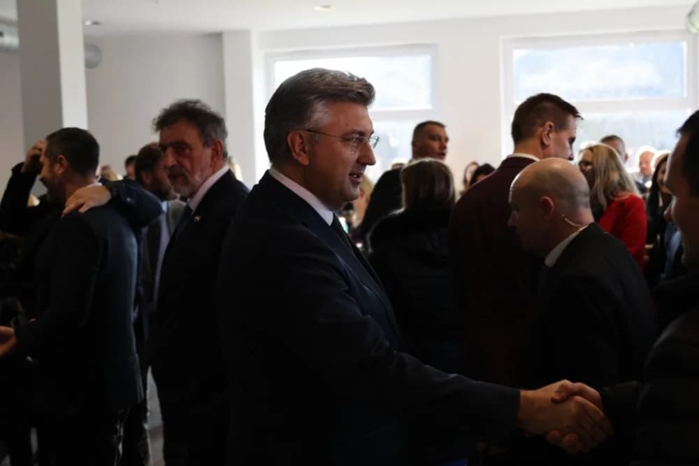 SLAVONSKI ŠAMAC: Premijer Plenković s ministrima i drugim dužnosnicima održao sjednicu Savjeta za Slavoniju, Baranju i Srijem