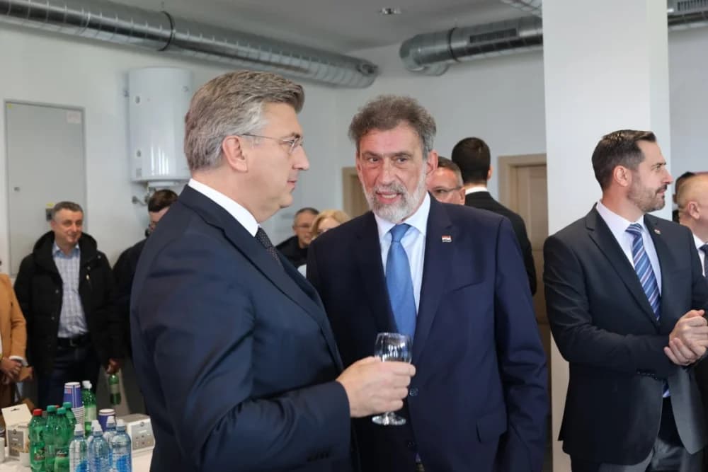 SLAVONSKI ŠAMAC: Premijer Plenković s ministrima i drugim dužnosnicima održao sjednicu Savjeta za Slavoniju, Baranju i Srijem