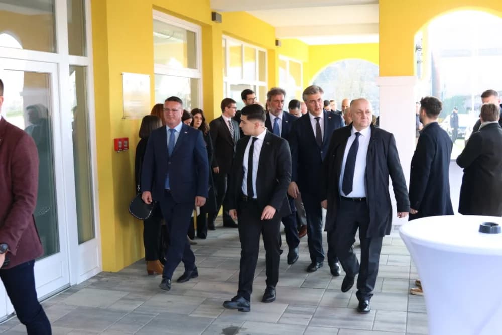 SLAVONSKI ŠAMAC: Premijer Plenković s ministrima i drugim dužnosnicima održao sjednicu Savjeta za Slavoniju, Baranju i Srijem