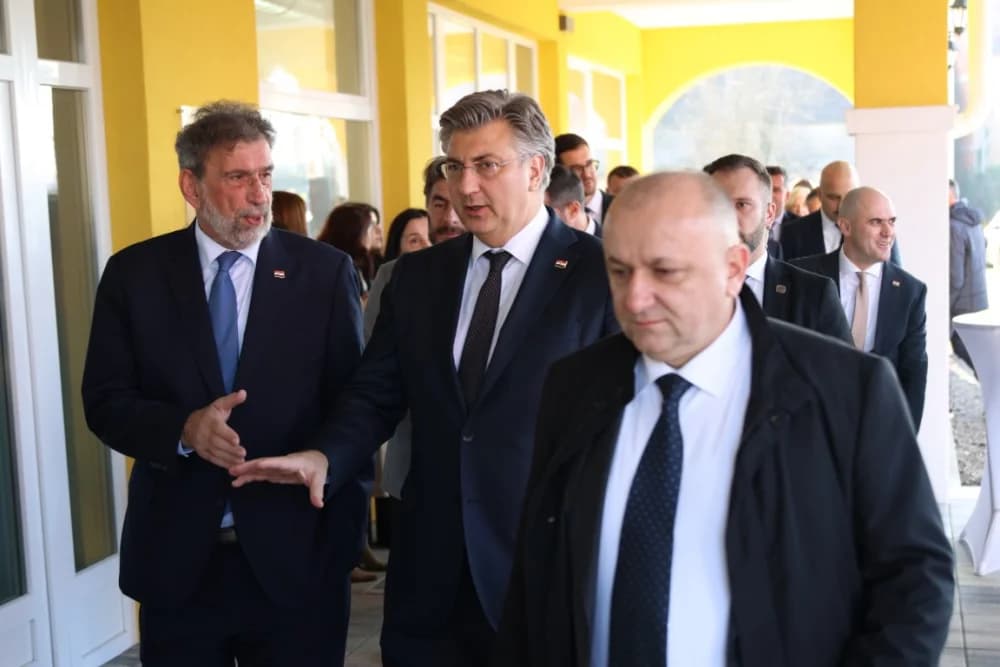 SLAVONSKI ŠAMAC: Premijer Plenković s ministrima i drugim dužnosnicima održao sjednicu Savjeta za Slavoniju, Baranju i Srijem