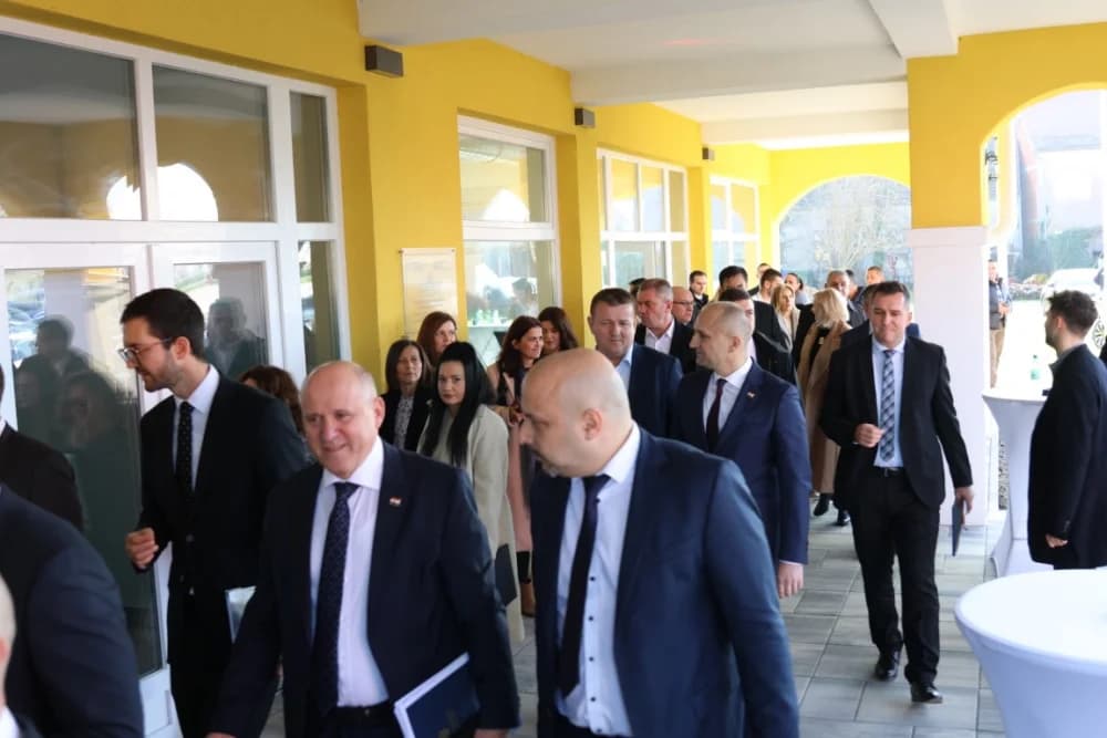 SLAVONSKI ŠAMAC: Premijer Plenković s ministrima i drugim dužnosnicima održao sjednicu Savjeta za Slavoniju, Baranju i Srijem