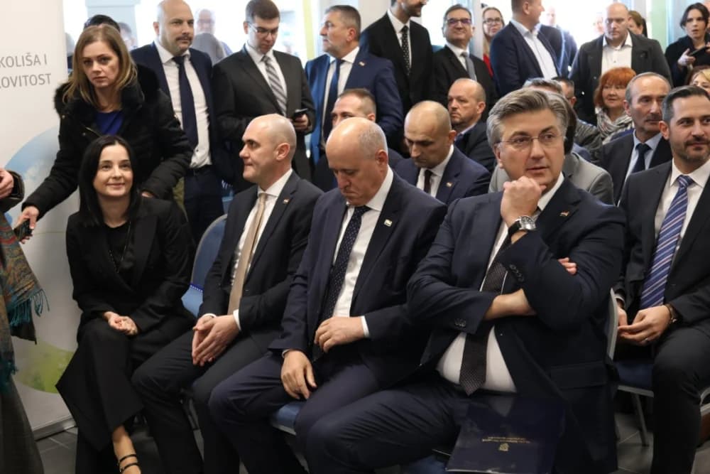 SLAVONSKI ŠAMAC: Premijer Plenković s ministrima i drugim dužnosnicima održao sjednicu Savjeta za Slavoniju, Baranju i Srijem